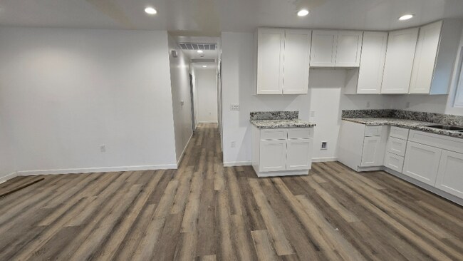 Building Photo - 725 31st St