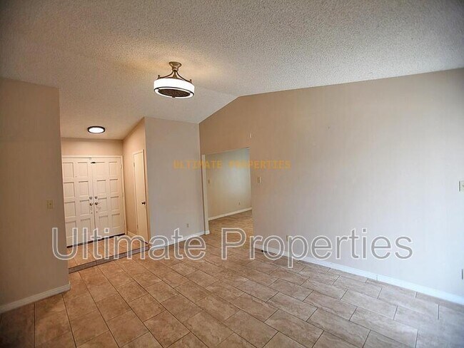 Foto del edificio - 5331 W Poinsettia Dr