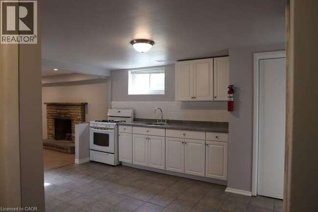 Building Photo - 905 Upper Ottawa St