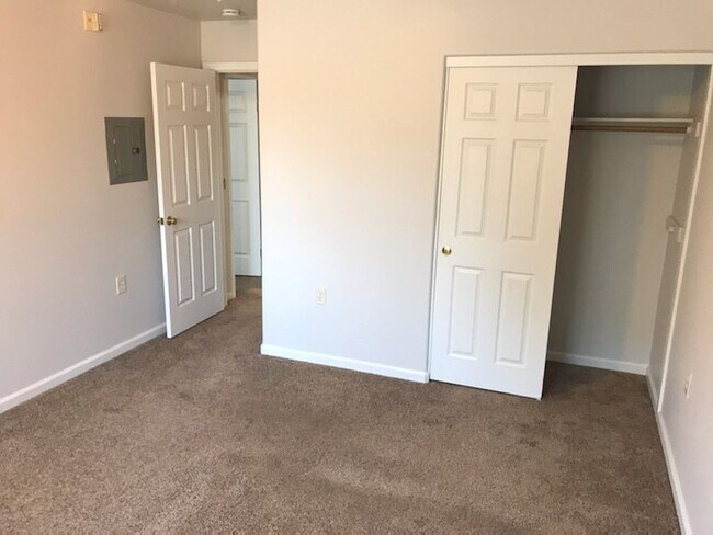 Building Photo - Nice 2 bedroom Windsor Townhouse