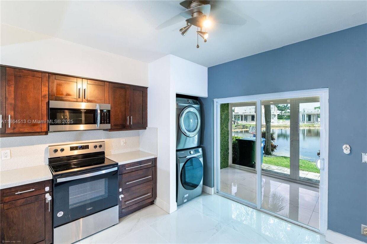 Primary Photo - 16793 Hemingway Dr