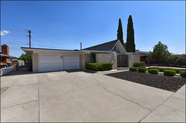 Building Photo - 8400 Parkland Dr