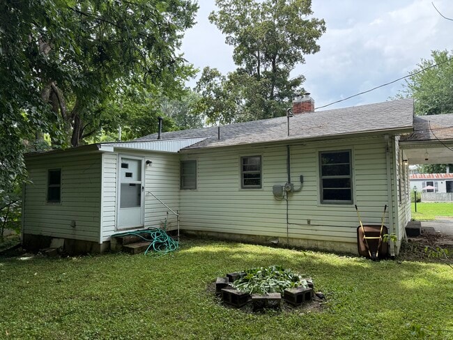 Building Photo - 325 4th St