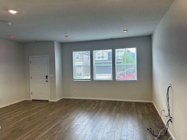 Building Photo - Newer 4 bedroom 2.5 bathroom house!