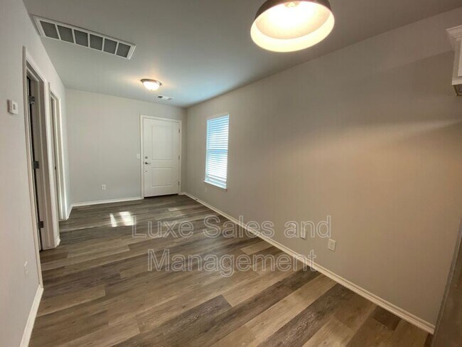Foto del edificio - 303 E Himes St