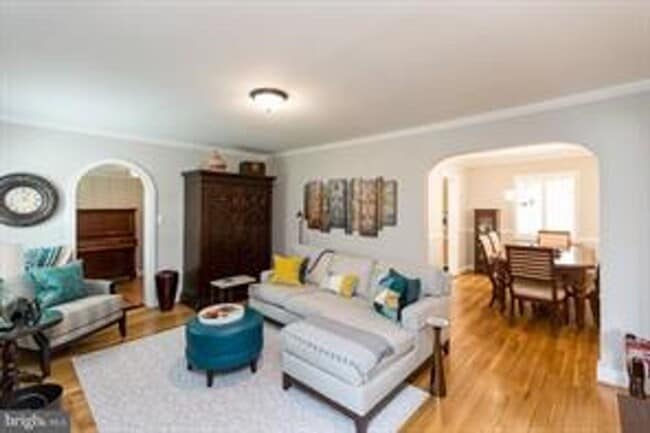 Building Photo - BEAUTIULLY RENOVATED CAPE CODE, REFINISHED...