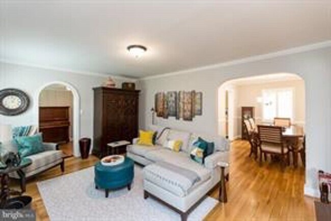 Foto del edificio - BEAUTIULLY RENOVATED CAPE CODE, REFINISHED...