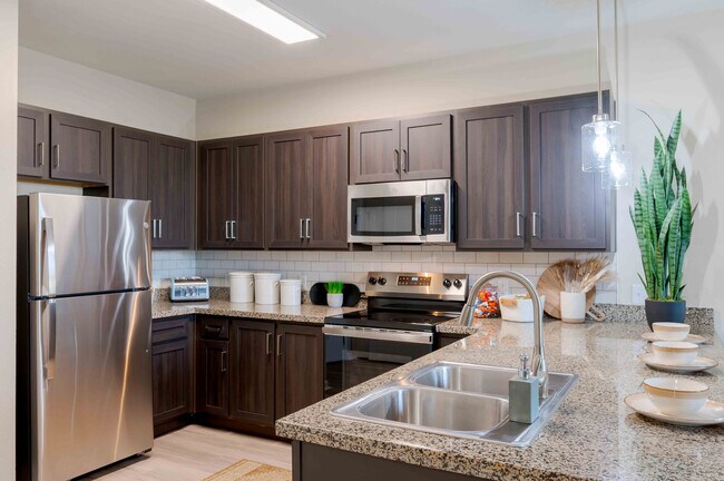 Apartamentos Park-on-Morton cerca de la Universidad de Indiana, Bloomington, Platinum, plano de planta y cocina - The Park on Morton