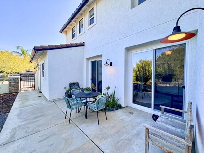Foto del edificio - For Lease – Fully Renovated & Furnished Ne...