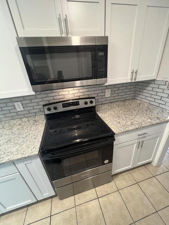 Building Photo - Updates, Updates, Updates!! 3/2/2 - N. Bea...