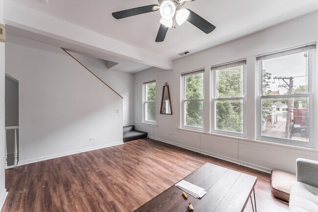 Foto del edificio - 2616 N Marshfield Ave