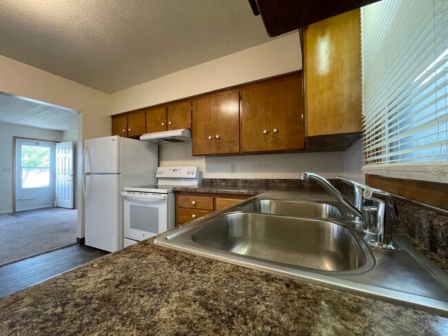 Building Photo - 2208 Chanticleer St