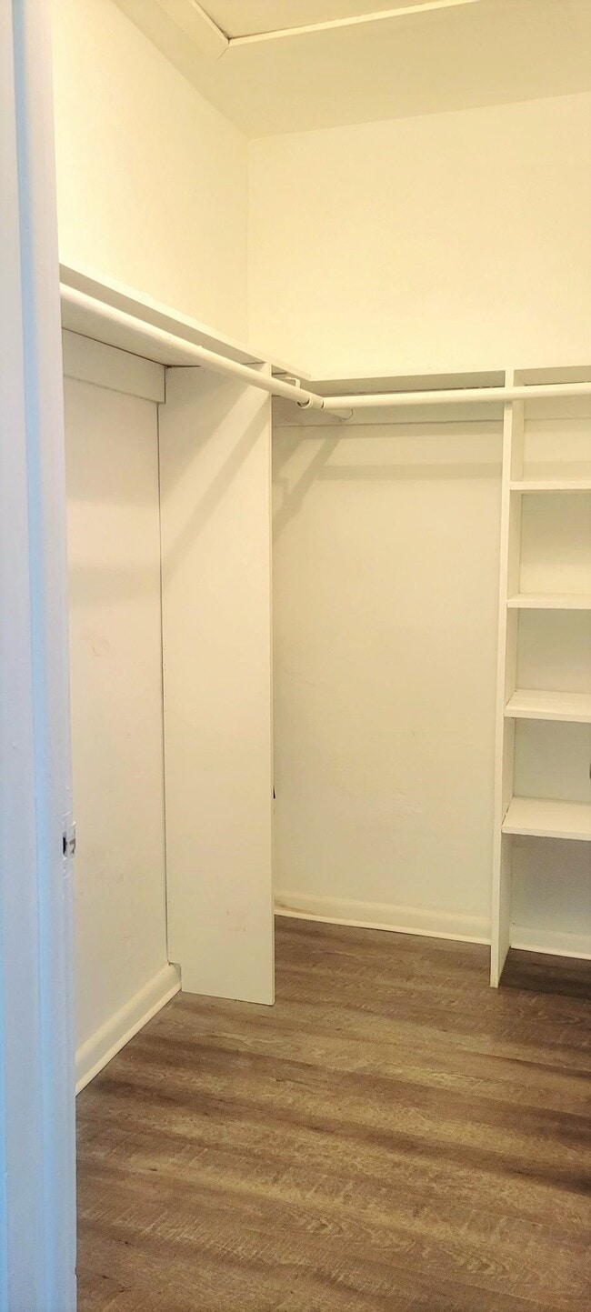 Armario - 1107 N 26th Ave