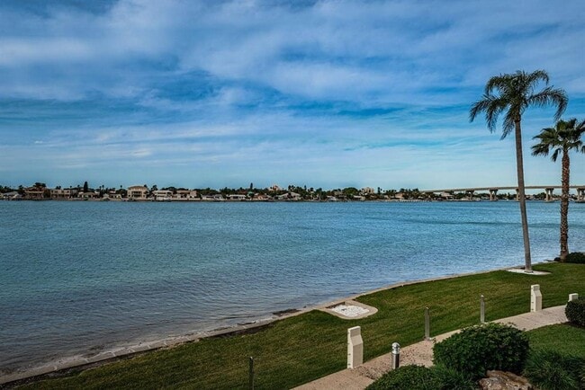 Building Photo - 6105 Bahia Del Mar Cir N