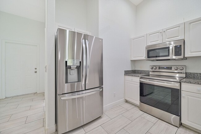 Building Photo - ** Rarely Available  ~ 3/2 Duplex W/ 2 Car Garage ~ Updated **