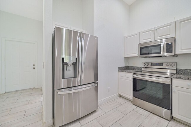 Foto del edificio - ** Rarely Available  ~ 3/2 Duplex W/ 2 Car Garage ~ Updated **