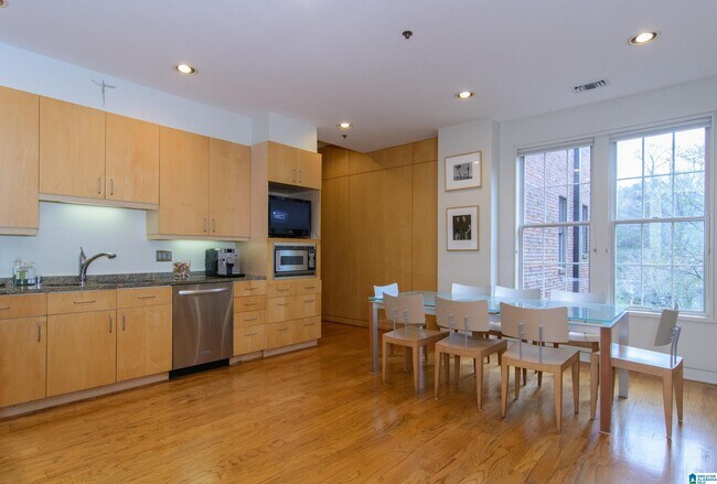 Foto del edificio - 521 Olde English Ln