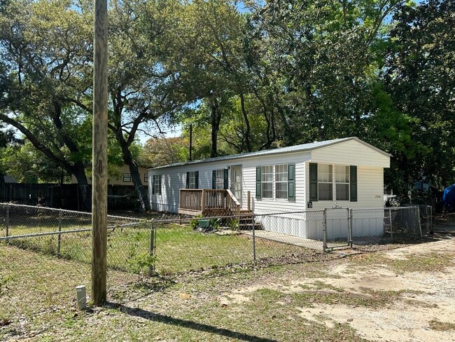 Building Photo - 621 Live Oak St