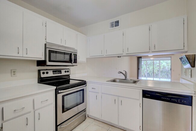 Building Photo - 1102 Bahama Bend