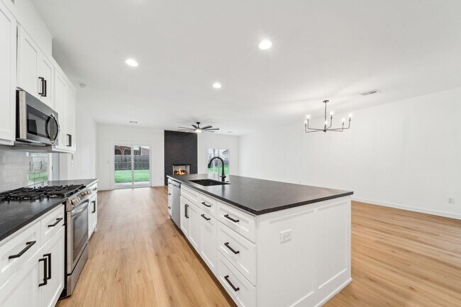 Foto del edificio - Spacious Home Minutes from Aspen Creek Elementary & Elam Park!