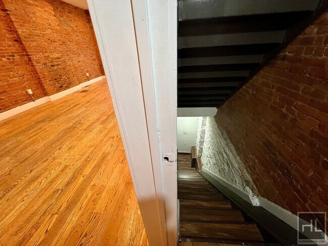 Foto del edificio - 3BR 2.5BA Floor Thru Duplex w/ Huge Backya...