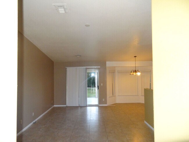 Building Photo - GREAT & AMAZING 4 BEDROOM 2 BATHROOM HOUSE!