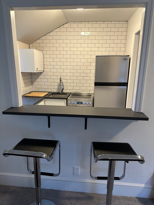 Breakfast Bar - 625 Meadow St