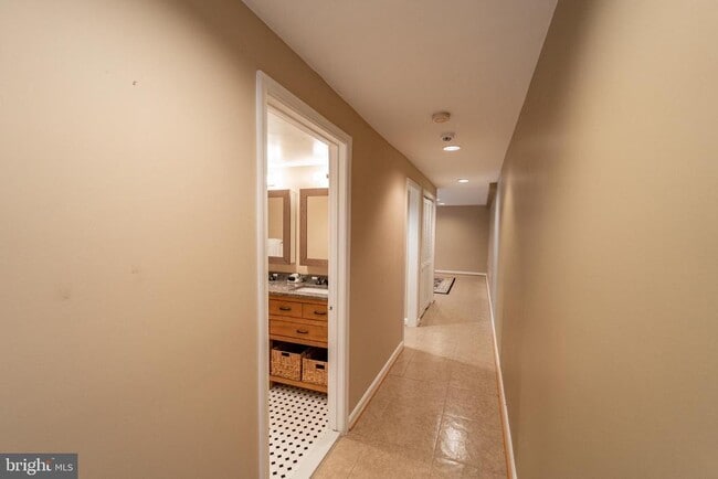 Building Photo - 1408 Hopkins St NW