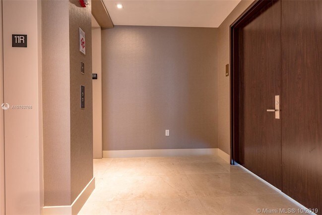 Foto del edificio - 5000 Island Estates Dr