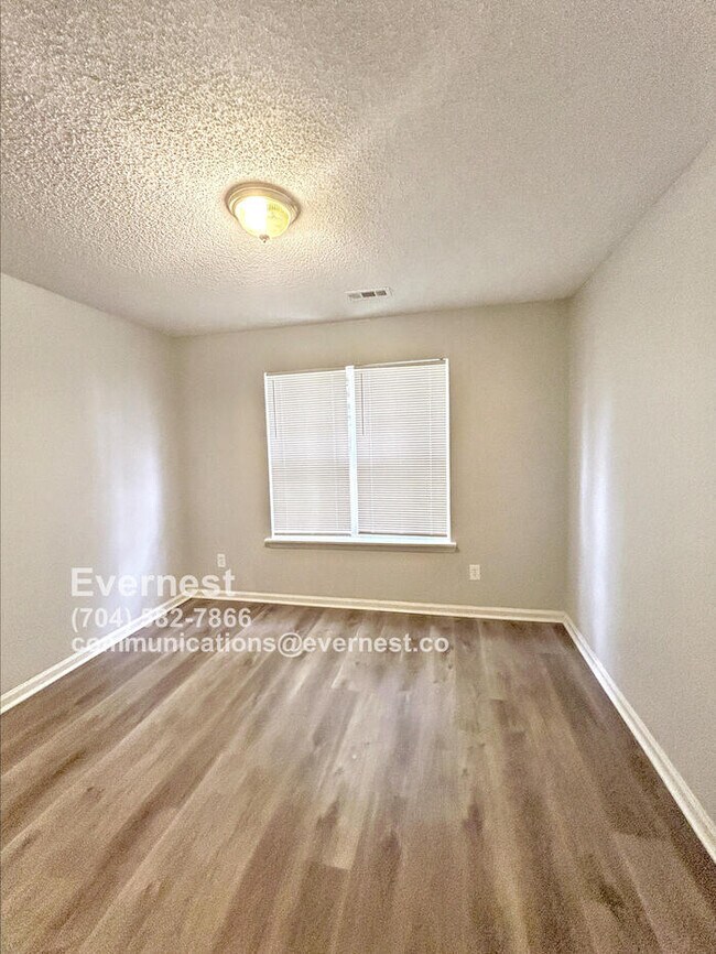 Foto del edificio - 2436 Fairstone Ave