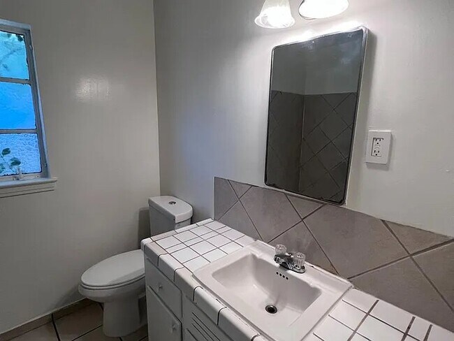 Foto del edificio - 2905 E Lamona Ave