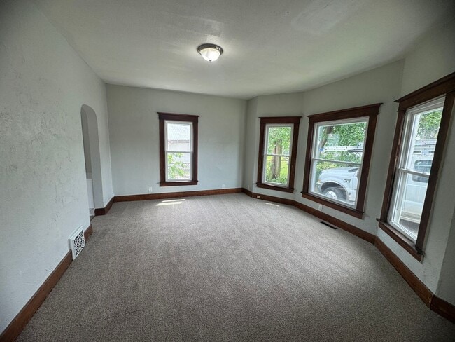 Building Photo - 2 bedroom 1 bath home in Moline