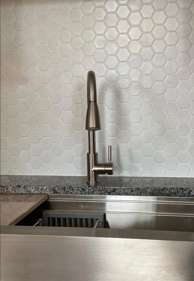 Foto del edificio - Renovated 2-Bed in OTR | In-Unit Laundry, Stainless Appliances, Central Air — Water & Trash Included