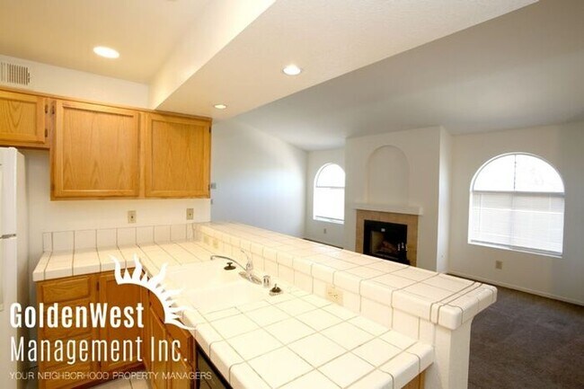 Building Photo - Great Second Floor 2Bdm 2Ba Condo in Beaut...