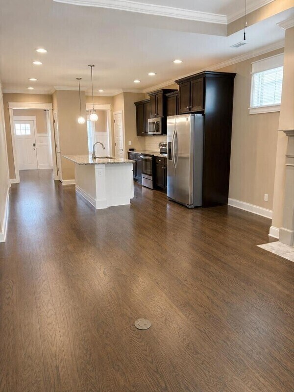 Foto del edificio - 8242 Roy Ln