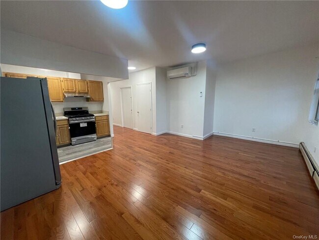 Foto del edificio - 1473 Gates Ave