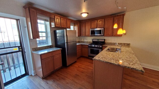 Building Photo - 723 31st St