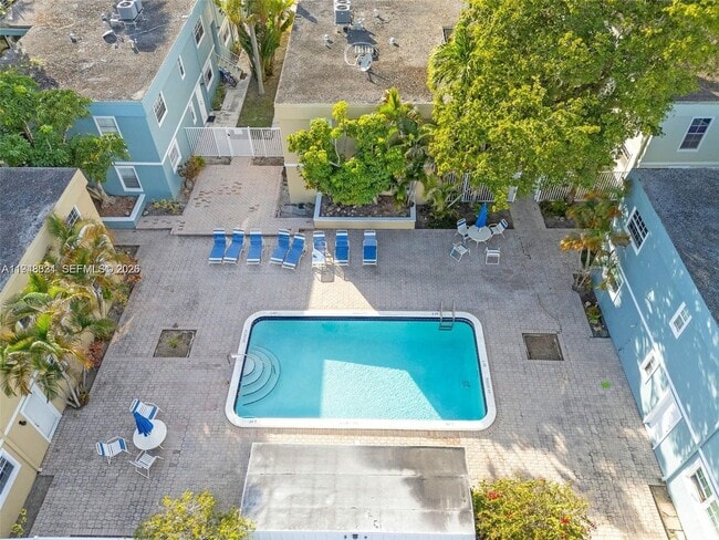 Building Photo - 320 SE 10th Ave