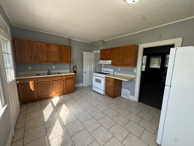 Building Photo - For Rent – Pet-Friendly 2 Bed, 1 Bath Town...