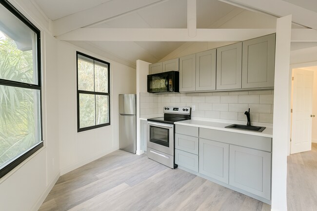 Foto del edificio - Freshly Renovated 2-Bed, 2-Bath Treehouse in Haines City!