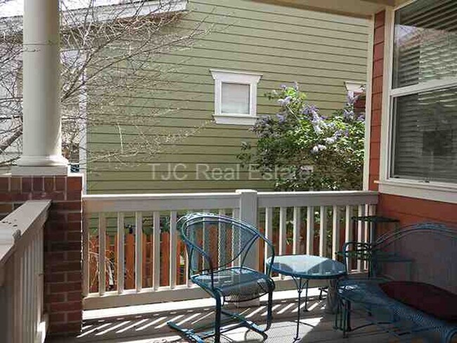 Foto del edificio - Fenced Front Yard!