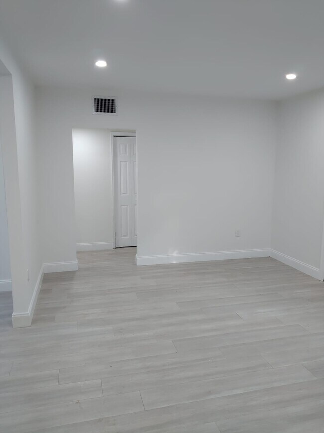 Foto del edificio - 2000 NE 135th St