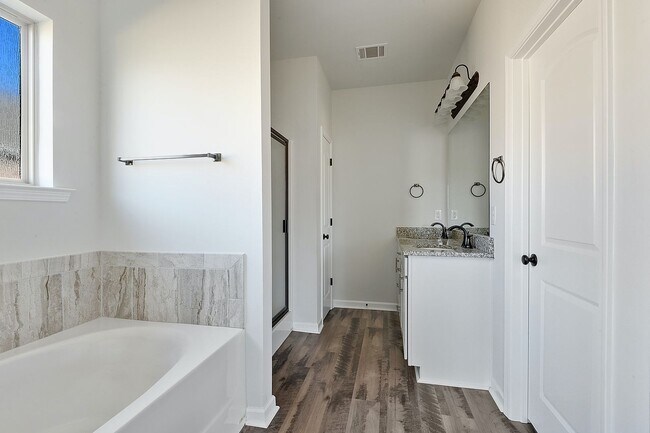 Foto del edificio - Two year old 3 bedroom available for Lease in Hunters Trace!