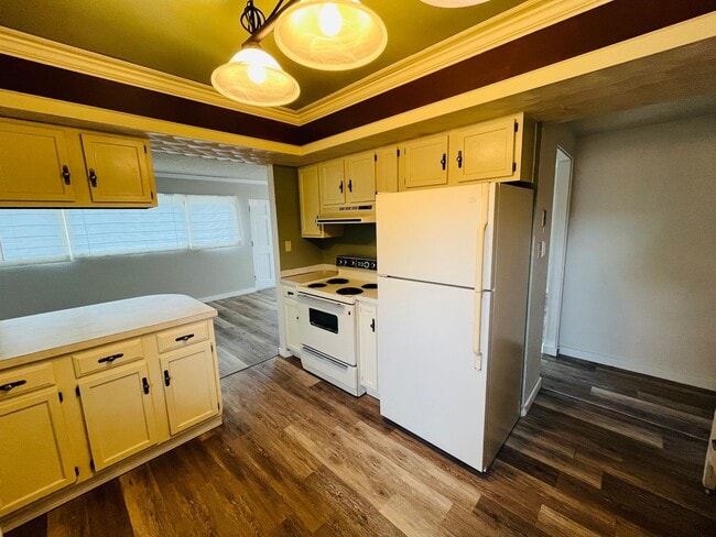 Building Photo - 3 bedroom home centrally located!