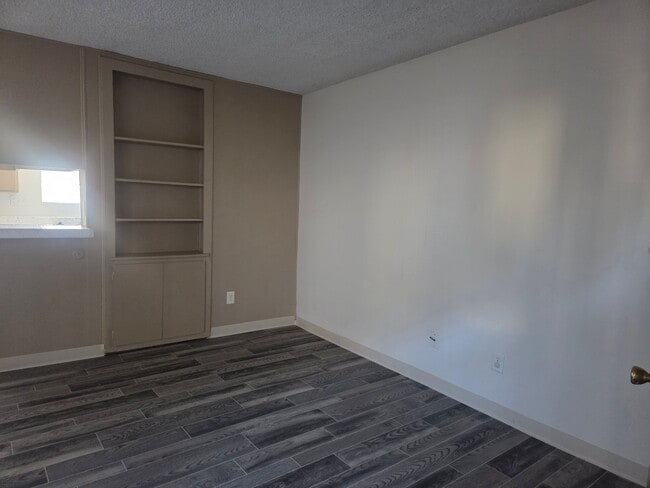 Building Photo - 991 N Mollison Ave
