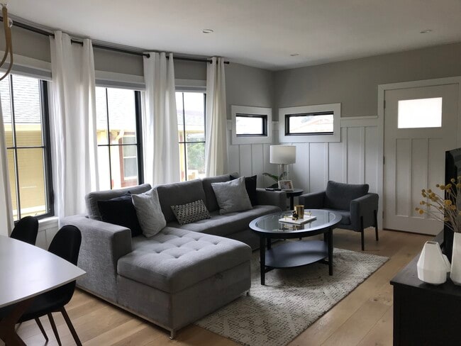 Building Photo - 861 Aileen St