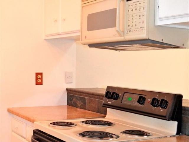 Kitchen - 16 Circle Dr