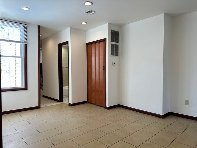 Building Photo - 125 Zabriskie St
