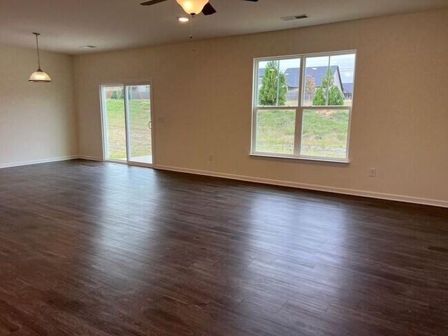 Foto del edificio - Available NOW – 3 Bedroom, 2.5 Bath Home in Roebuck, SC- $1,000 off First Full Months' Rent!