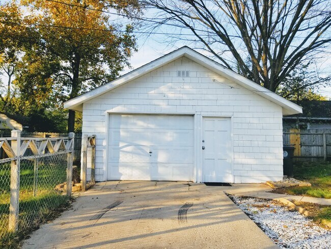 Garage - 625 S Logan St